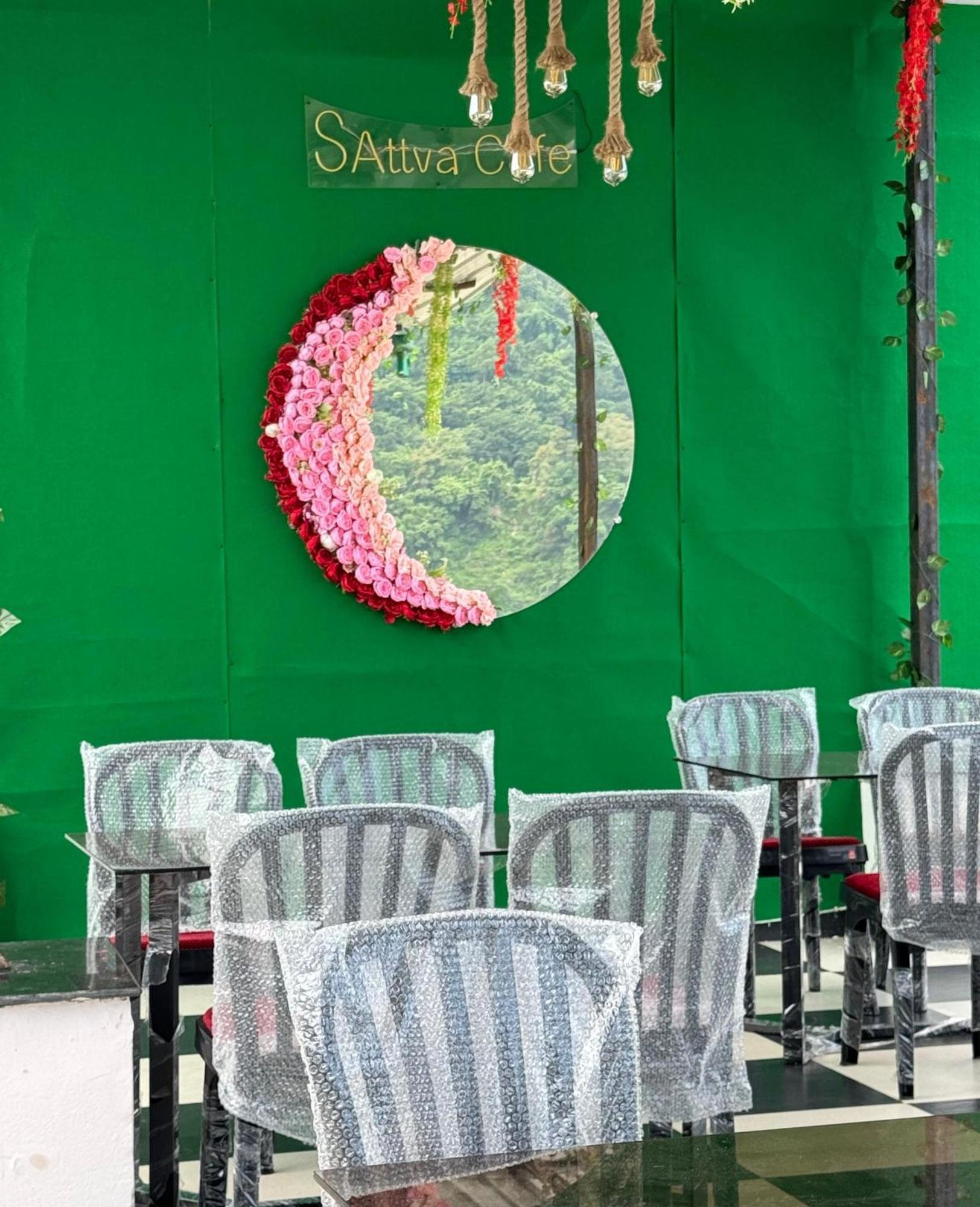 Sattva Cafe And Motel Rishikesh Exterior photo