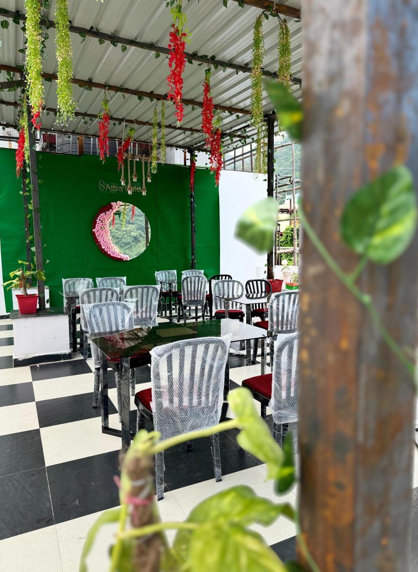 Sattva Cafe And Motel Rishikesh Exterior photo