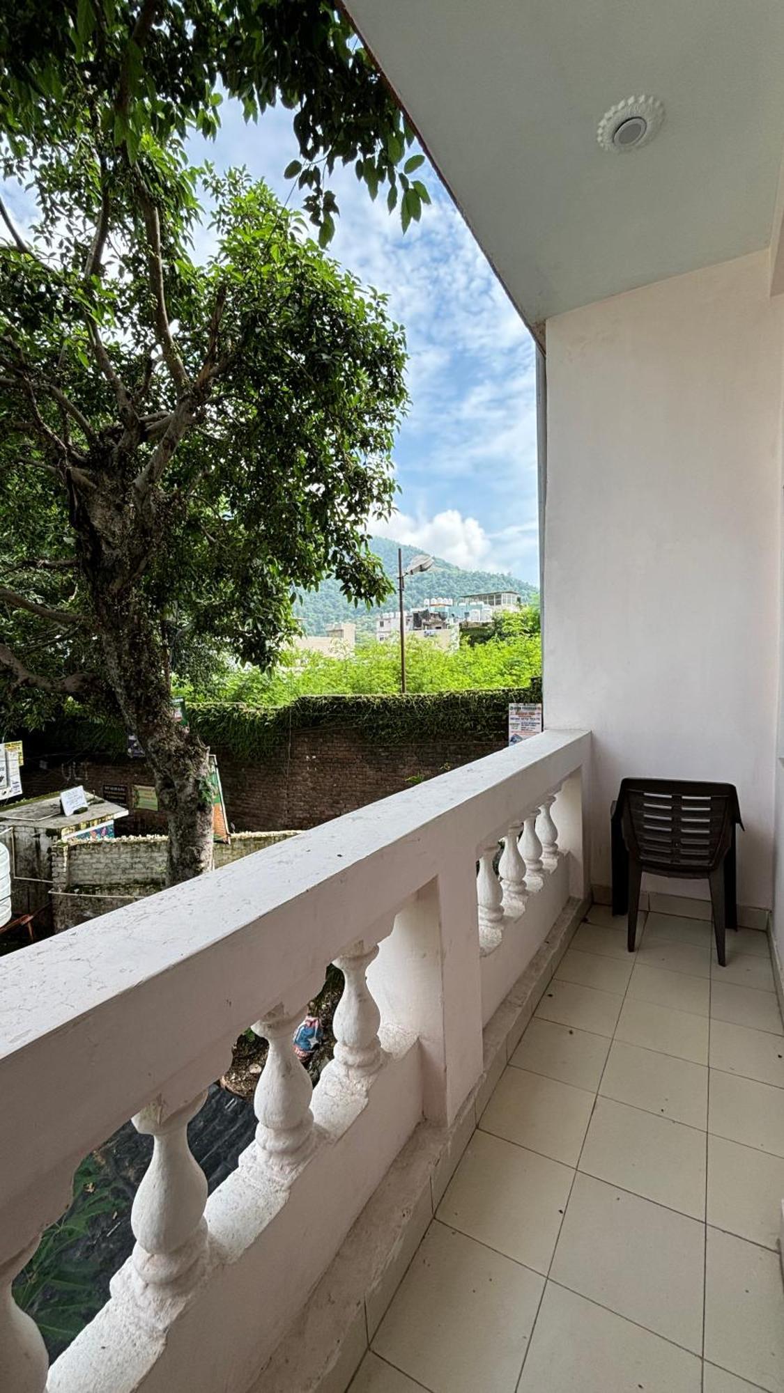 Sattva Cafe And Motel Rishikesh Exterior photo
