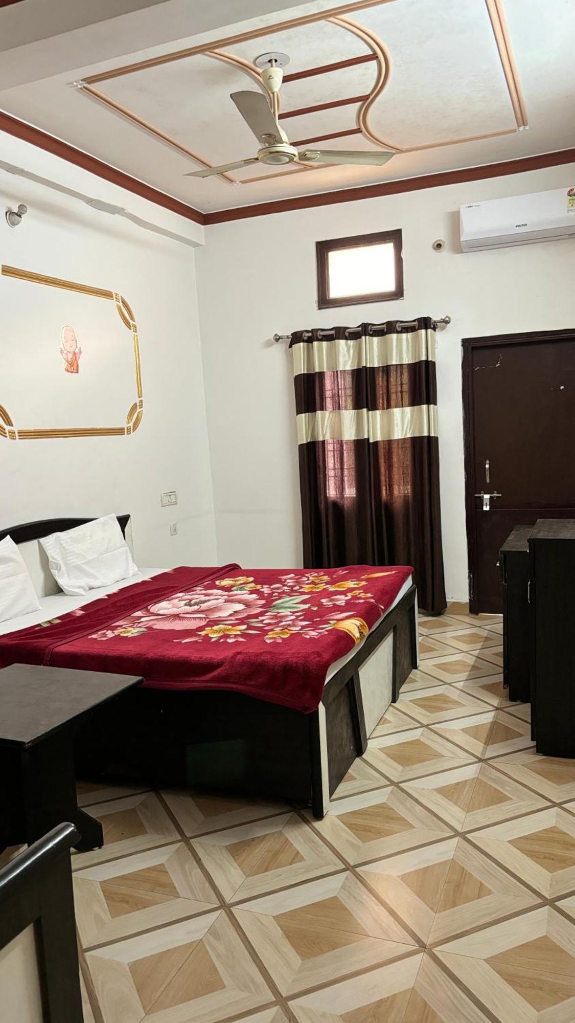 Sattva Cafe And Motel Rishikesh Exterior photo